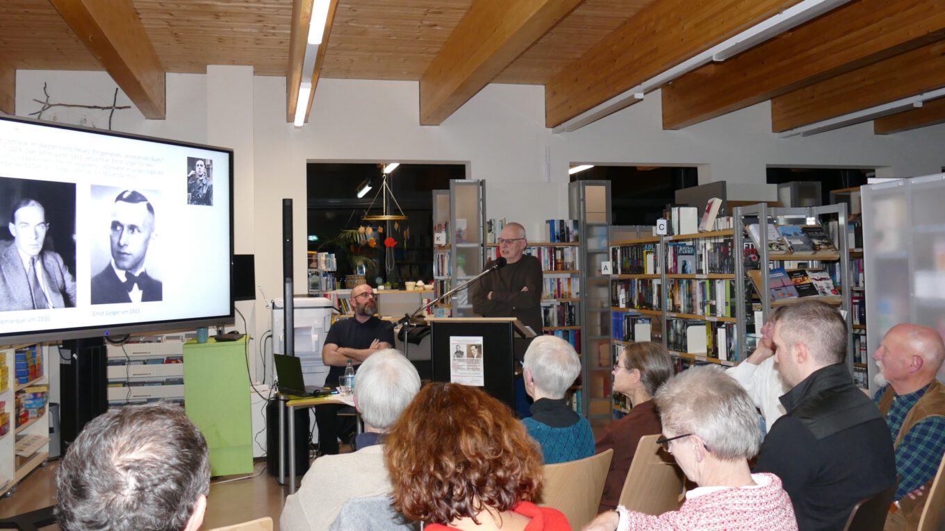 Prof. Hagestedt in der Schwaaner Stadtbibliothek